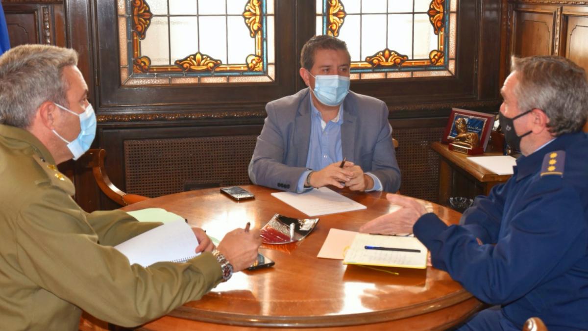 El presidente provincial, tras una reunión con el subdelegado de Defensa en Albacete, Miguel Ángel de la Torre Solís, ha comprometido el apoyo y la colaboración de la institución albacetense a través de su Servicio de Cultura, así como con la cesión de los diferentes espacios dependientes de ésta, para acoger esta muestra, prevista para 2022, en torno a la ‘Historia de las Fuerzas Armadas en la ciudad de Albacete’