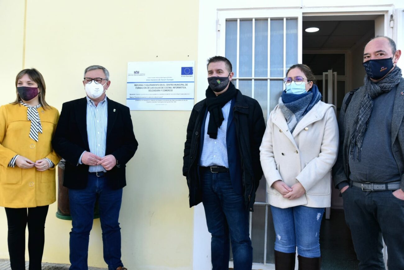 El presidente provincial, junto a la vicepresidenta, la diputada de Atencion Ciudadana y el alcalde de Hellin en la visita al Aula de Comercio