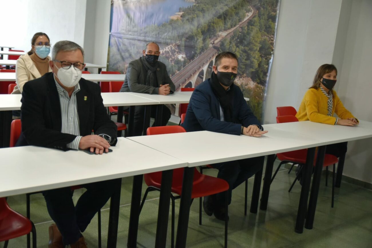 El presidente provincial, junto a la vicepresidenta, la diputada de Atencion Ciudadana y el alcalde de Hellin en la visita al Aula de Comercio