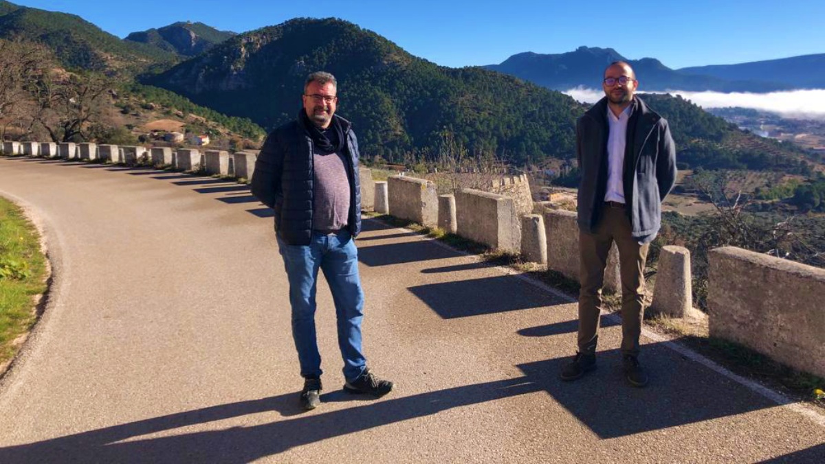 El vicepresidente de la Diputacion y al alcalde de Riopar en la carretera AB5025 que se va a arreglar con fondos de la propia Diputacion y del Estado
