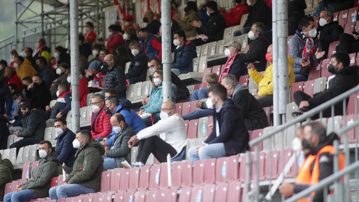 Varios aficionados durante un partido de Segunda División / Foto archivo Europa Press