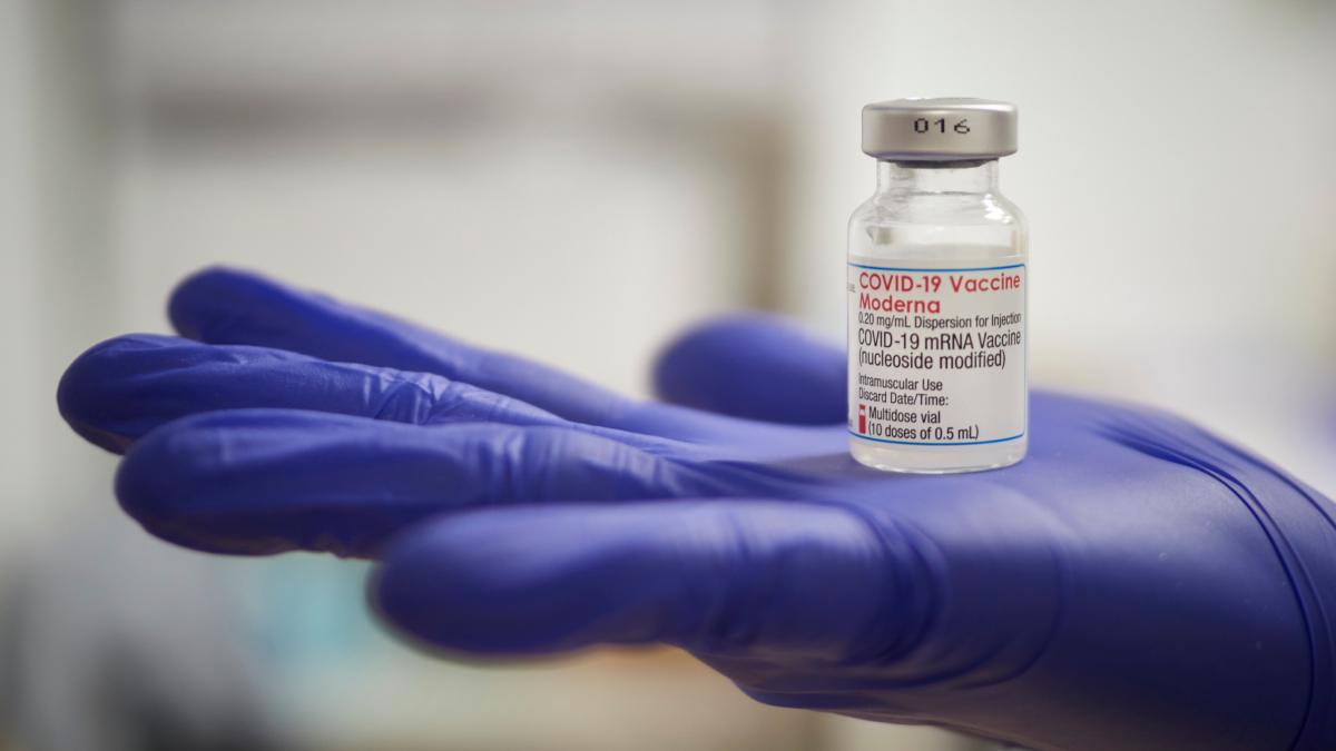 Una profesional sanitaria sostiene un vial de la vacuna de Moderna contra la Covid-19 / Foto Archivo Europa Press