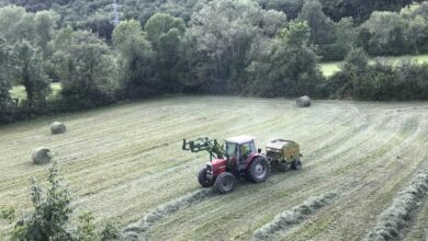 Un tractor recoge pacas de hierba / EUROPA PRESS