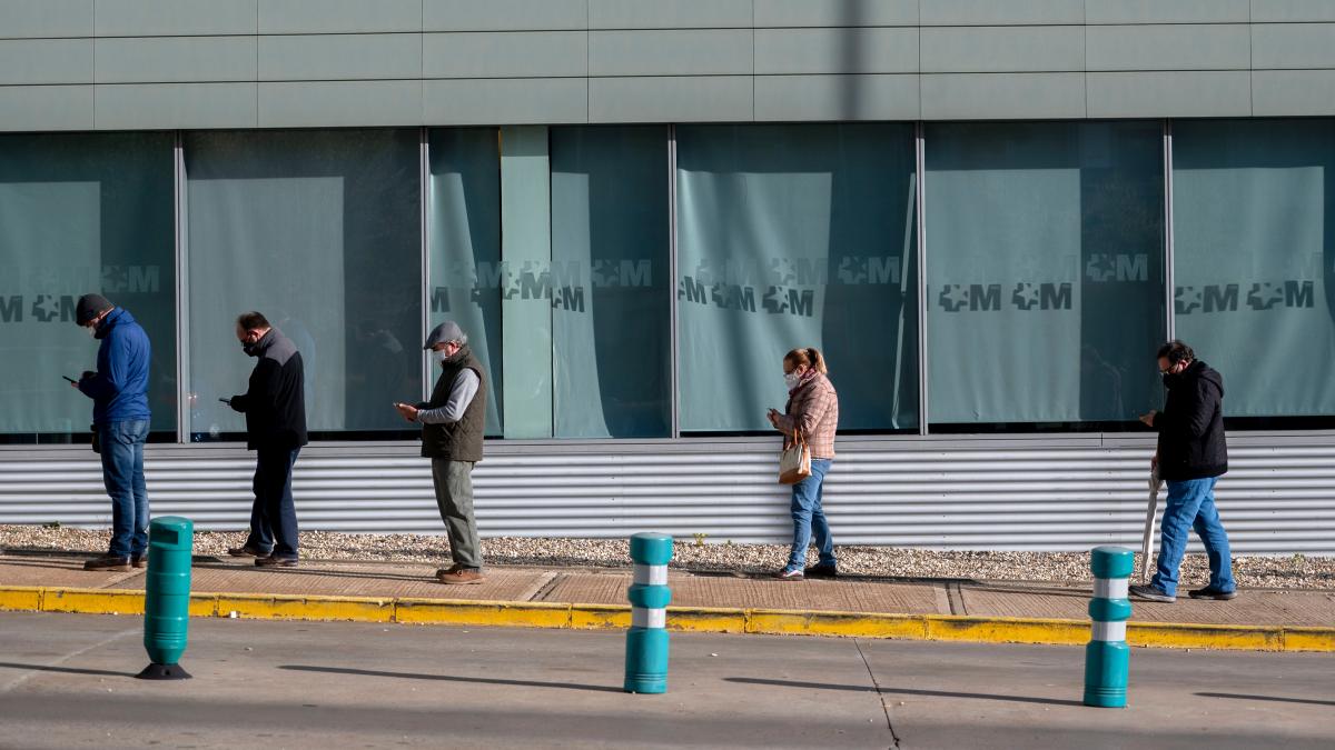 Varias personas esperan la cola para hacerse test Covid-19 / Europa Press