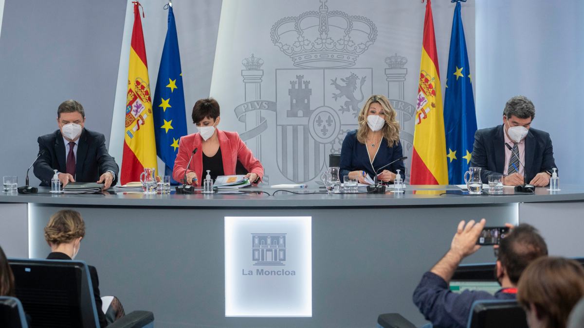 El ministro de Agricultura, Pesca y Alimentación, Luis Planas; la ministra Portavoz, Isabel Rodríguez; la vicepresidenta segunda y ministra de Trabajo y Economía Social, Yolanda Díaz, y el ministro de Inclusión, Seguridad Social y Migraciones, José Luis Escrivá