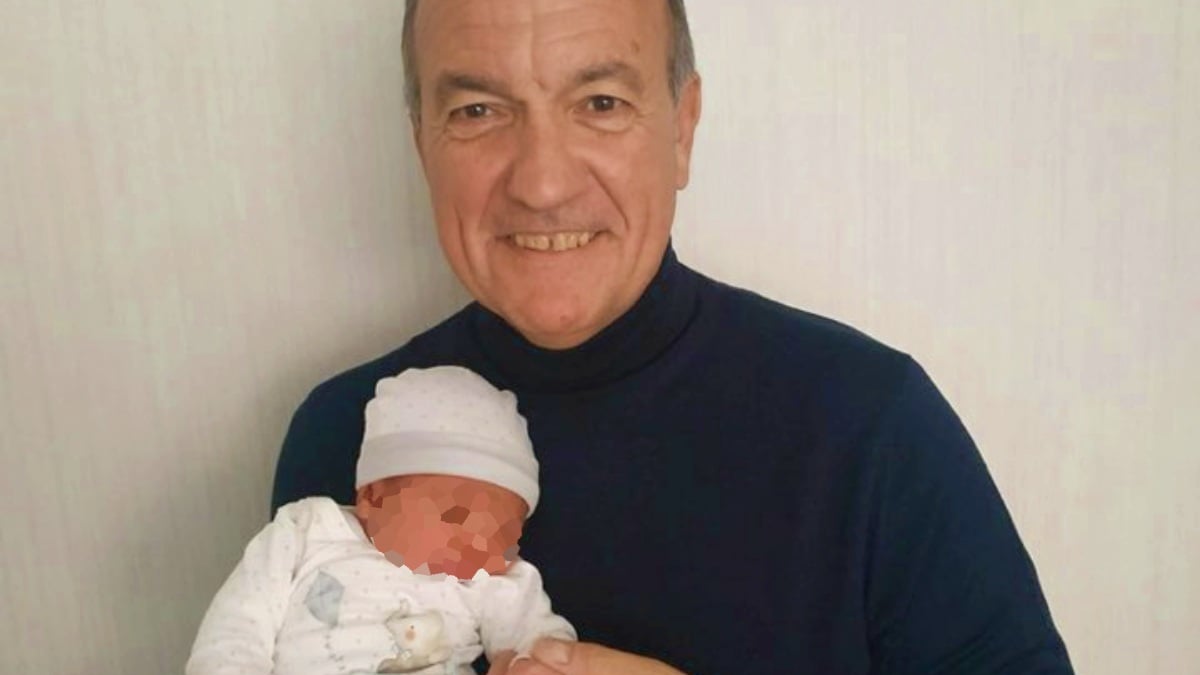 Antonio López Alfaro posa con su primer nieto