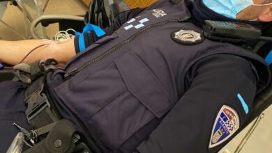 Un agente de la Policía Local de Albacete donando sangre