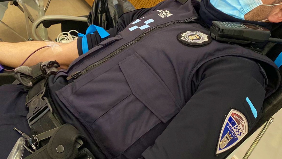 Un agente de la Policía Local de Albacete donando sangre
