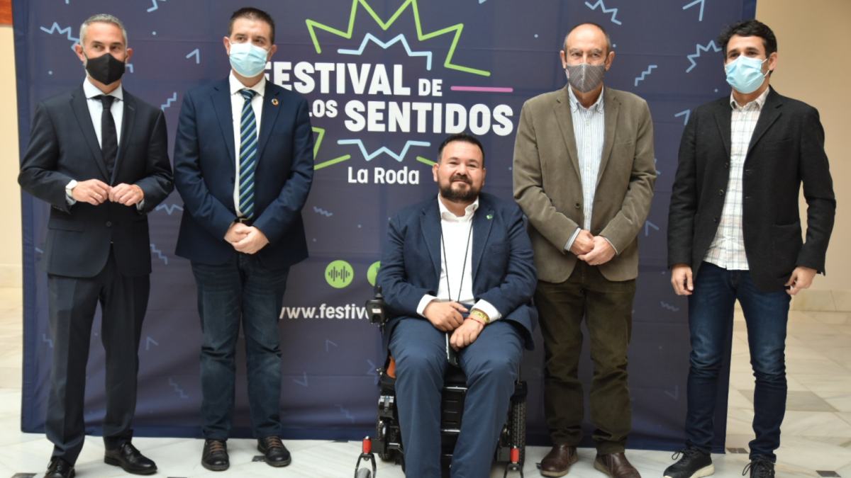 Foto de familia presentacion del grupo cabeza de cartel del Festival de los Sentidos de La Roda 2022