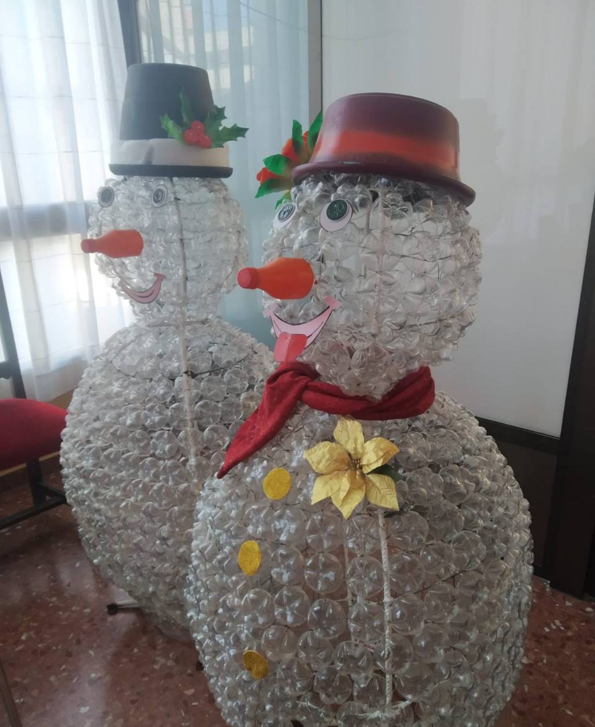 Muñecos de nieve con materiales reutilizados de Ibañeses Solidarios