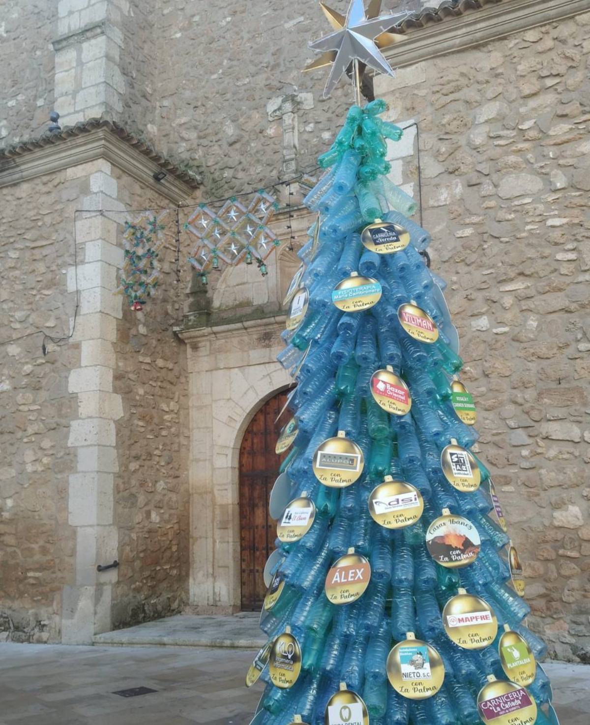Árbol de Navidad decorado con la solidaridad de las empresas y comercios de Casas Ibáñez en apoyo a La Palma