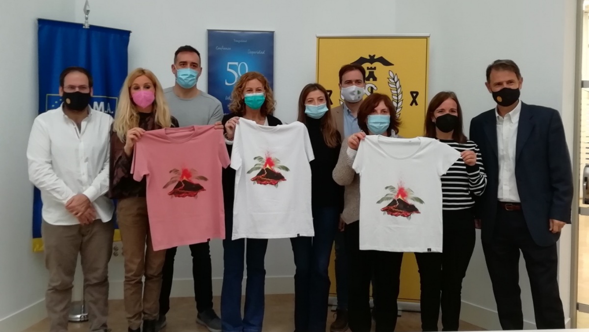 Foto de familia en el acto de presentación