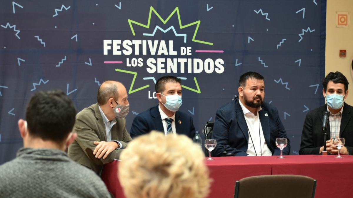 Imagen de la mesa de intervinientes en la presentacion del grupo cabeza de cartel del Fesstival de los Sentidos 2022