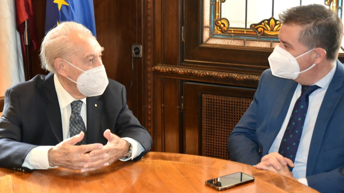 El presidente de la Diputación de Albacete, Santiago Cabañero, escuchando a Vicente Mompó en su encuentro