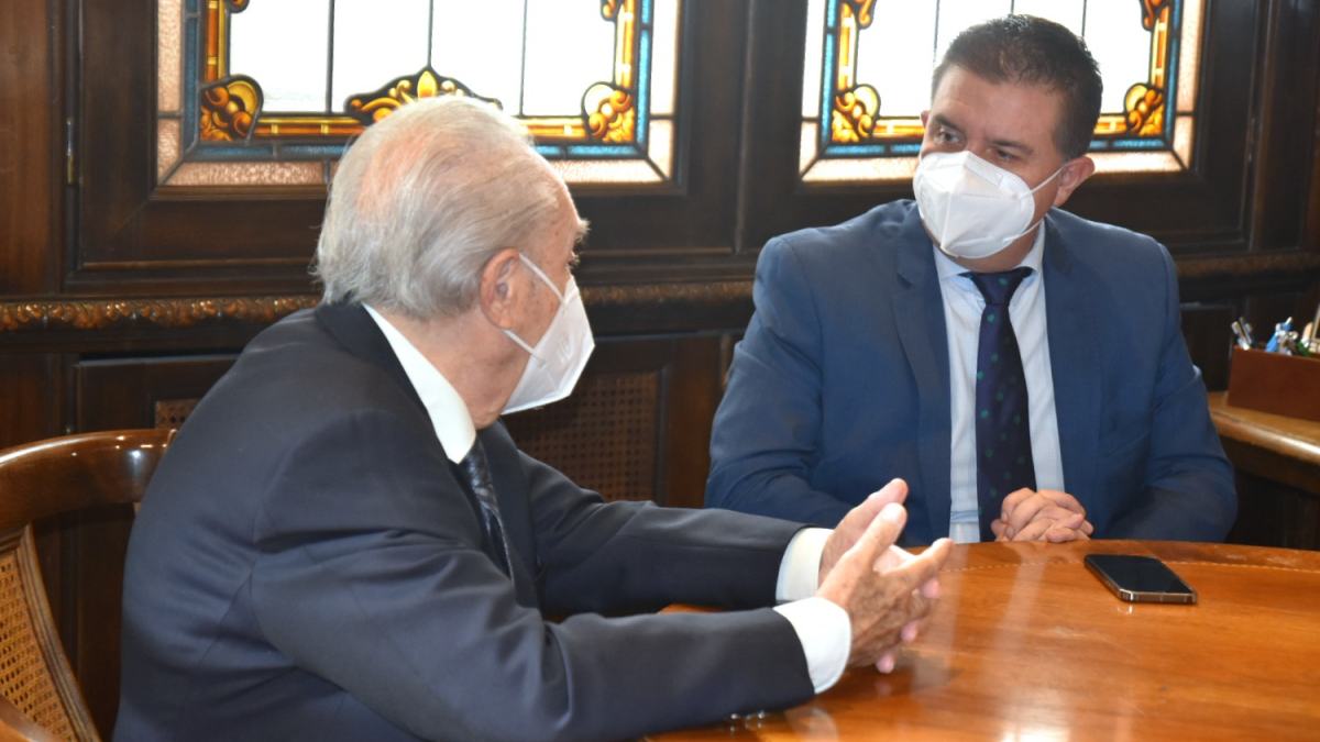 El presidente de la Diputación de Albacete, Santiago Cabañero, escuchando a Vicente Mompó en su encuentro