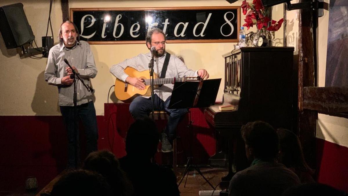 ‘Poetas de exilio y muerte’ se presentó en el mítico local ‘Libertad 8’ de Madrid