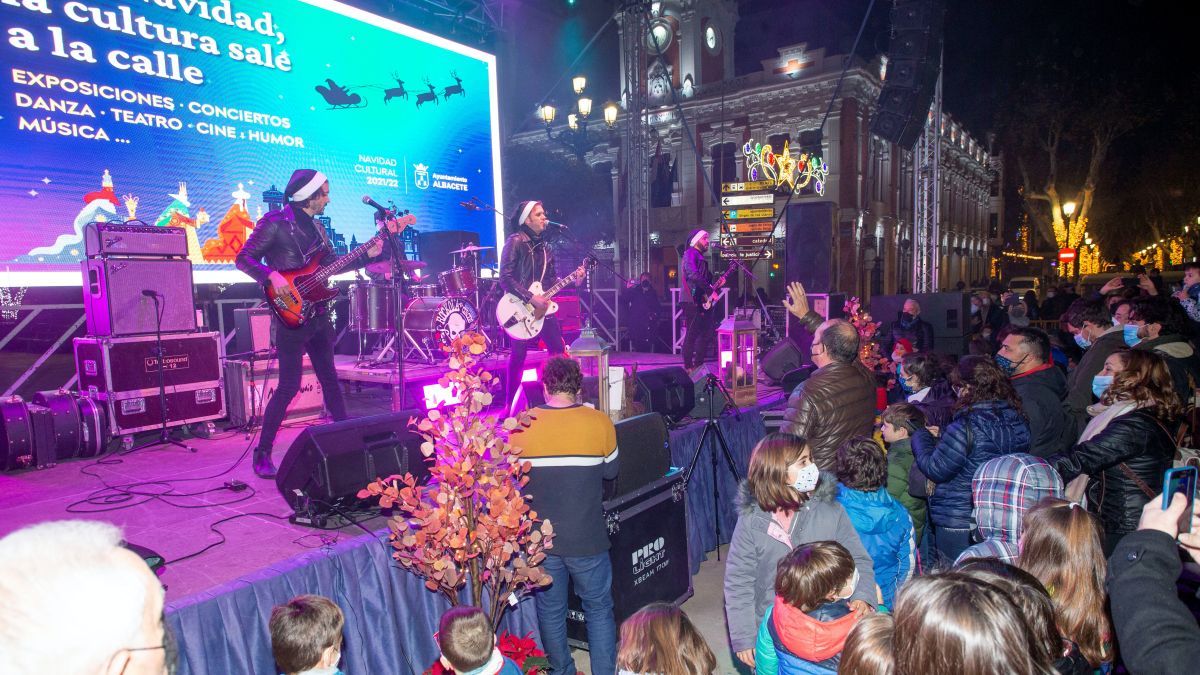 Los albaceteños ‘estrenan’ la peatonalizada Plaza del Altozano para dar la bienvenida a la Navidad Cultural con un concierto de villancicos ‘rock and rolleros’
