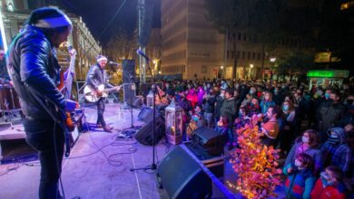 Los albaceteños ‘estrenan’ la peatonalizada Plaza del Altozano para dar la bienvenida a la Navidad Cultural con un concierto de villancicos ‘rock and rolleros’
