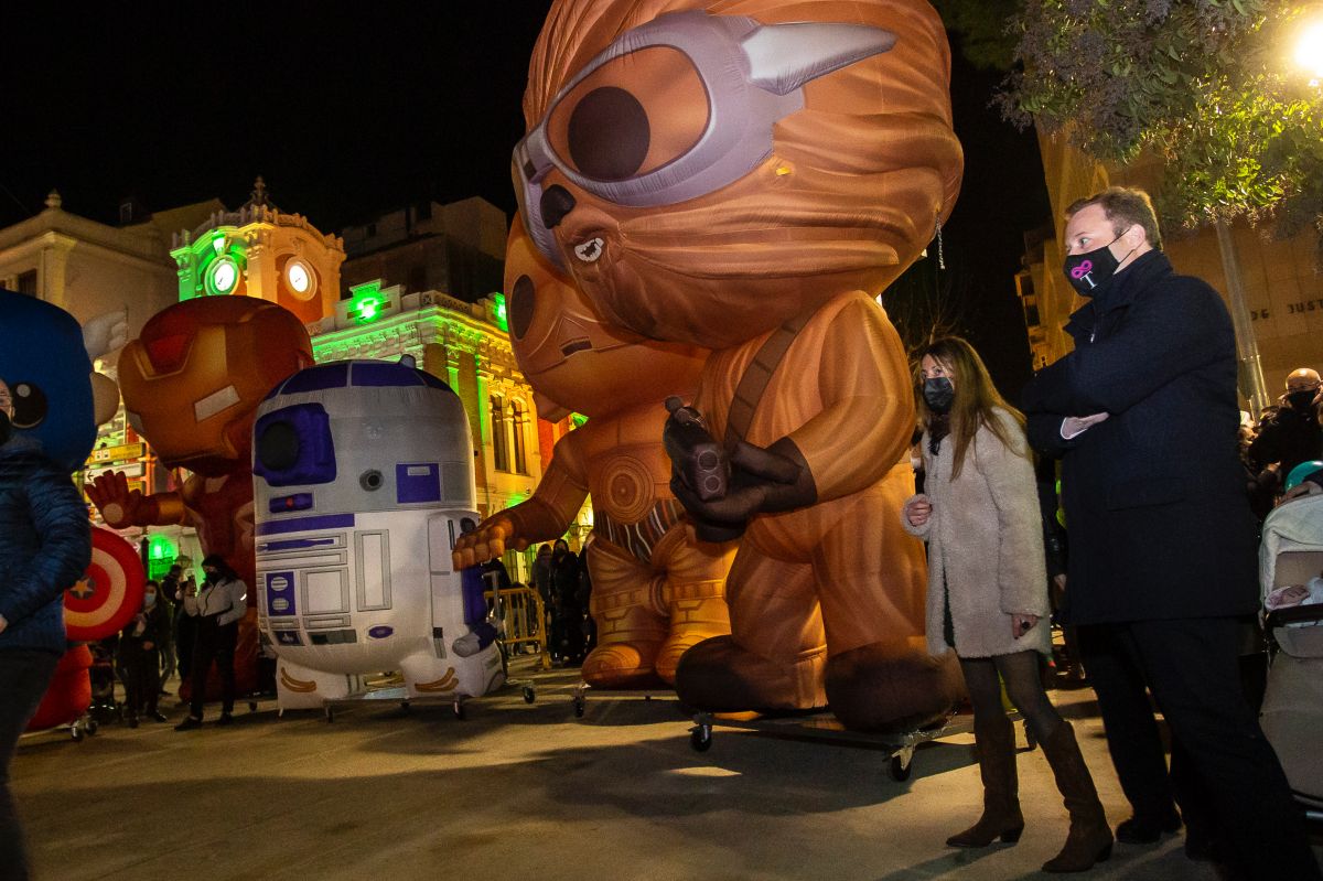 Un pasacalles con figuras de Stars Wars y superhéroes anima las calles del centro de Albacete dentro de la programación de la ‘Navidad Cultural’