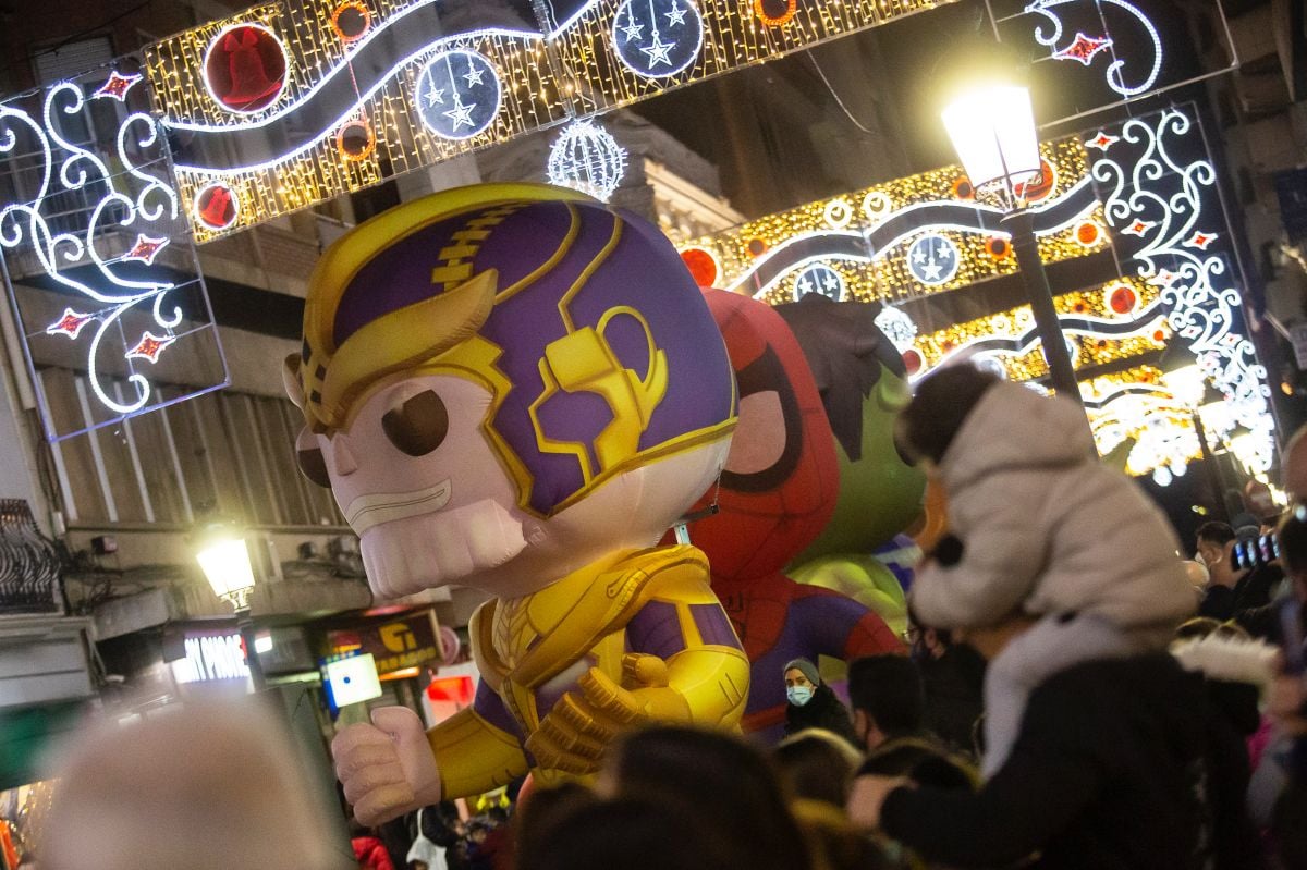 Un pasacalles con figuras de Stars Wars y superhéroes anima las calles del centro de Albacete dentro de la programación de la ‘Navidad Cultural’