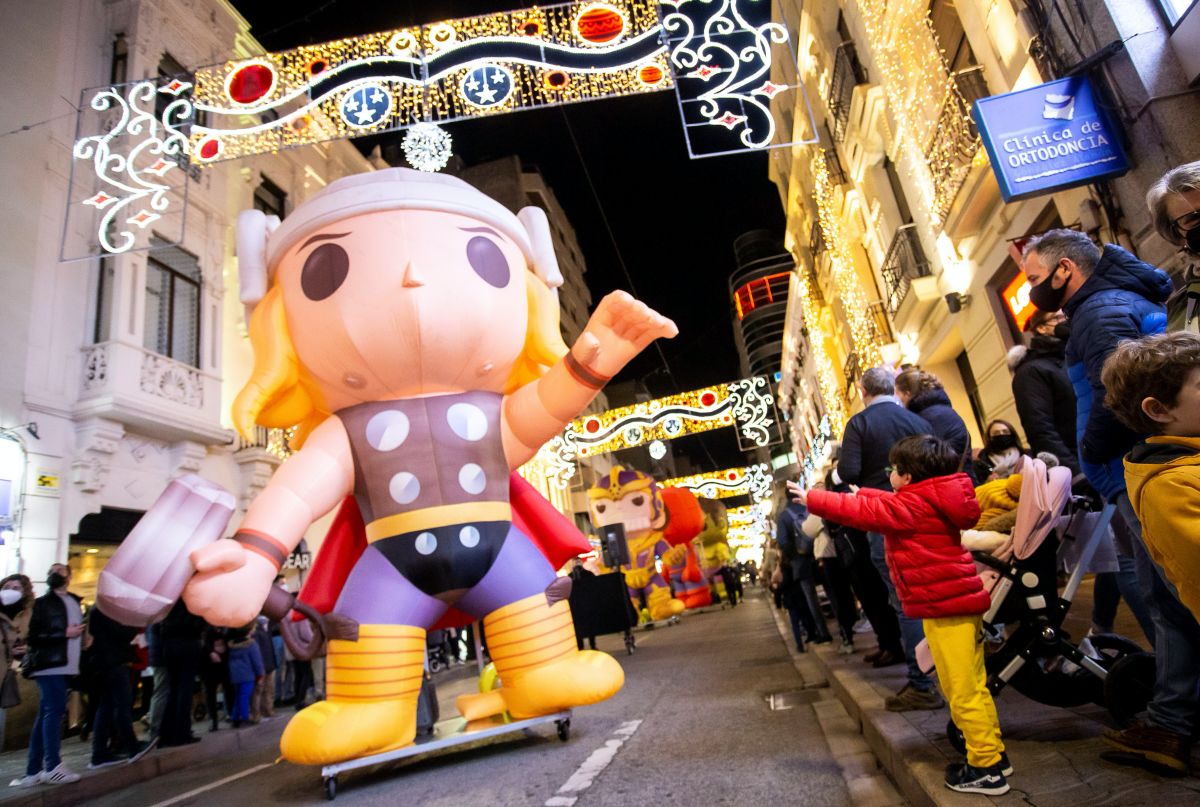 Un pasacalles con figuras de Stars Wars y superhéroes anima las calles del centro de Albacete dentro de la programación de la ‘Navidad Cultural’