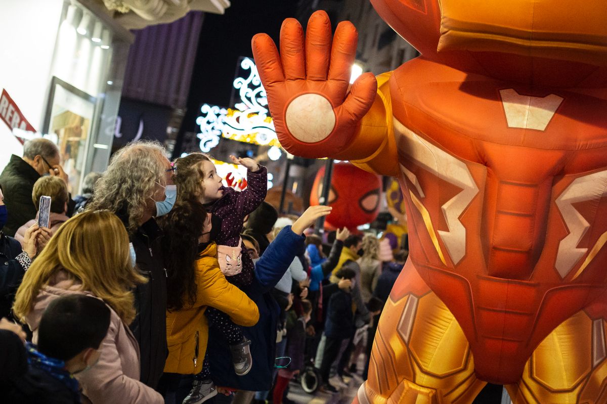 Un pasacalles con figuras de Stars Wars y superhéroes anima las calles del centro de Albacete dentro de la programación de la ‘Navidad Cultural’