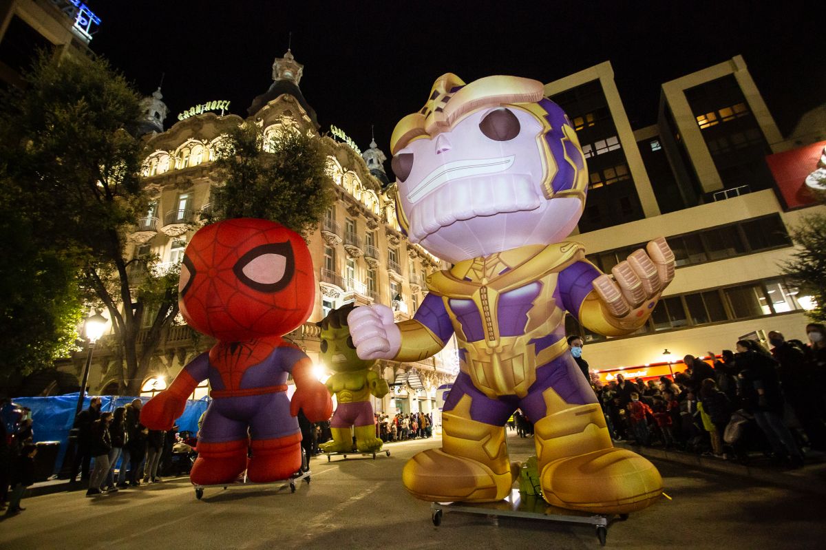 Un pasacalles con figuras de Stars Wars y superhéroes anima las calles del centro de Albacete dentro de la programación de la ‘Navidad Cultural’