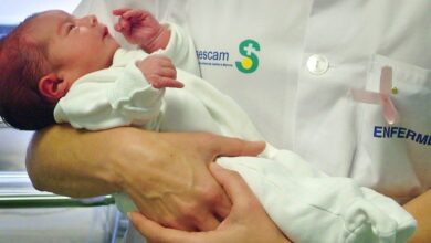 Un bebé recién nacido en brazos de una enfermera del SESCAM