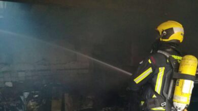 Un bombero sofoca un incendio en una foto de archivo