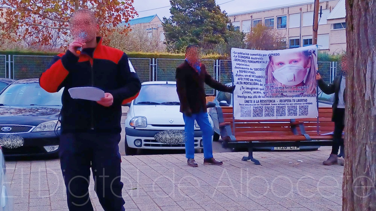 Antivacunas concentrados a las puertas del CEIP Ana Soto de Albacete