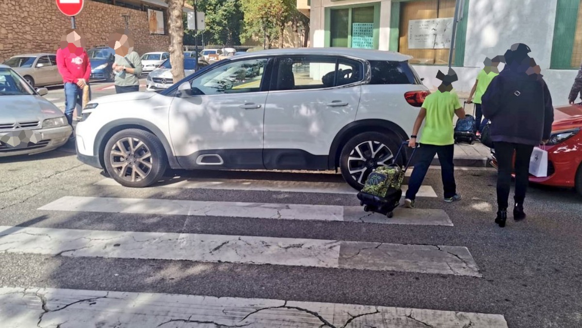 Coche mal estacionado en Albacete