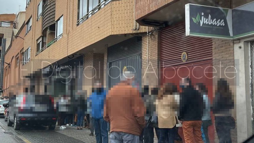 Colas en el Pabellón de la Feria para recibir la vacuna