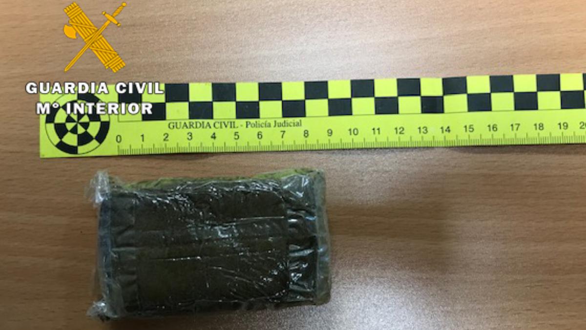 La Guardia Civil detiene a una persona por un delito contra la salud pública e interviene 95 gramos de hachís