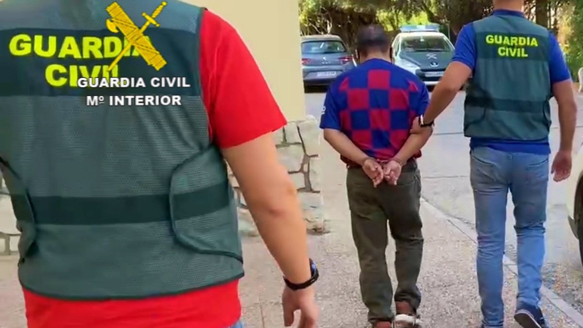 Un detenido por la Guardia Civil en una foto de archivo