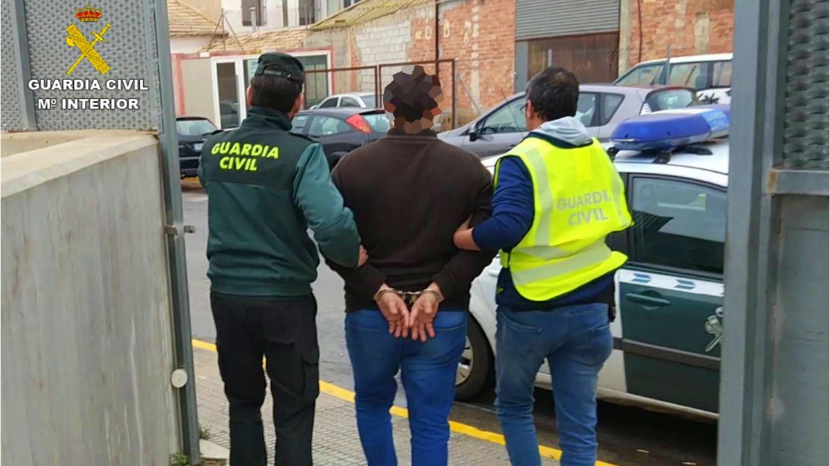Un detenido por la Guardia Civil en una foto de archivo