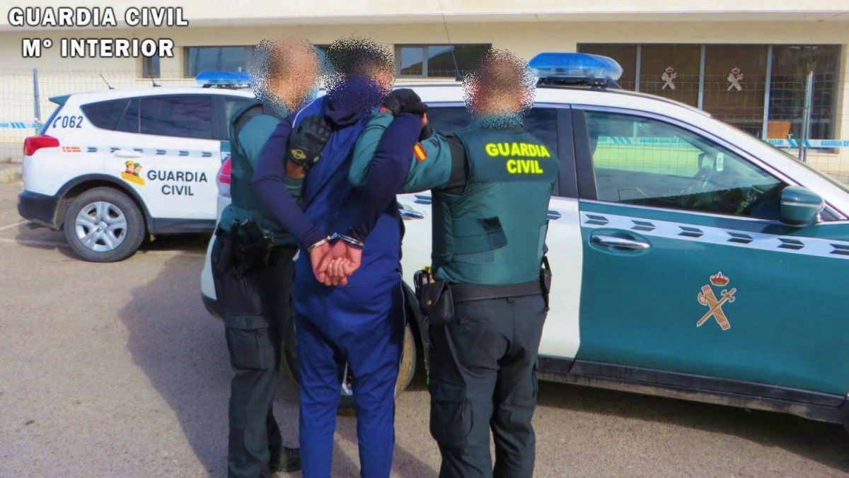 Un detenido por la Guardia Civil en una foto de archivo
