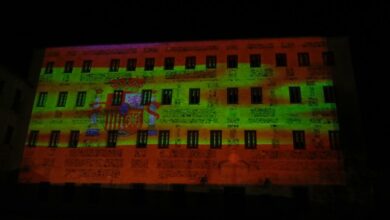 Las Cortes de Castilla-La Mancha celebran el Día de la Constitución con una proyección de la bandera española sobre su fachada principal