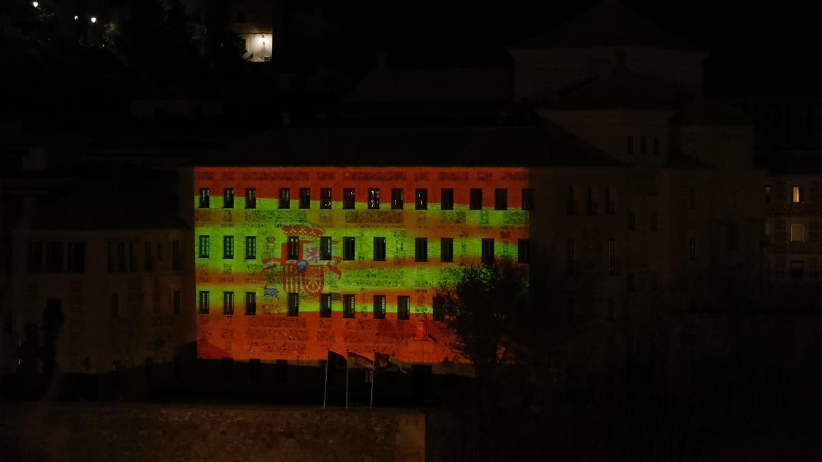 Las Cortes de Castilla-La Mancha celebran el Día de la Constitución con una proyección de la bandera española sobre su fachada principal