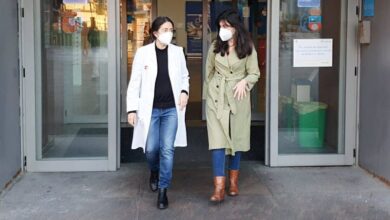 Carmen Valero y Ana Santurtún, en la puerta de acceso al HUMV / Europa Press