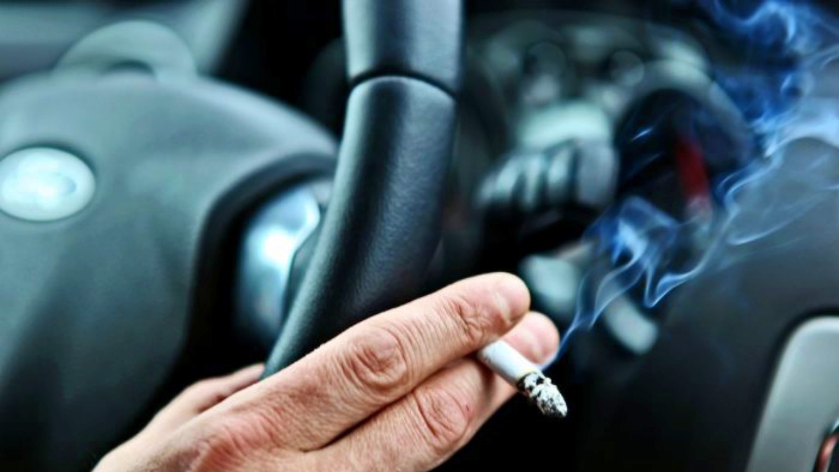 fumando en el coche pixabay