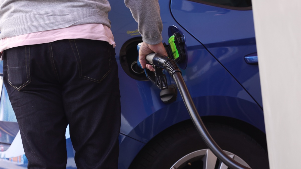 Una persona pone carburante en su coche
