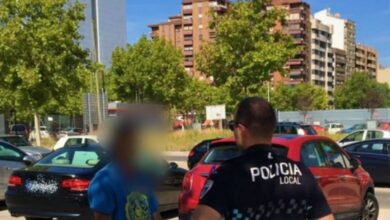 Policía Local de Albacete con un 'gorrilla'. Foto de archivo