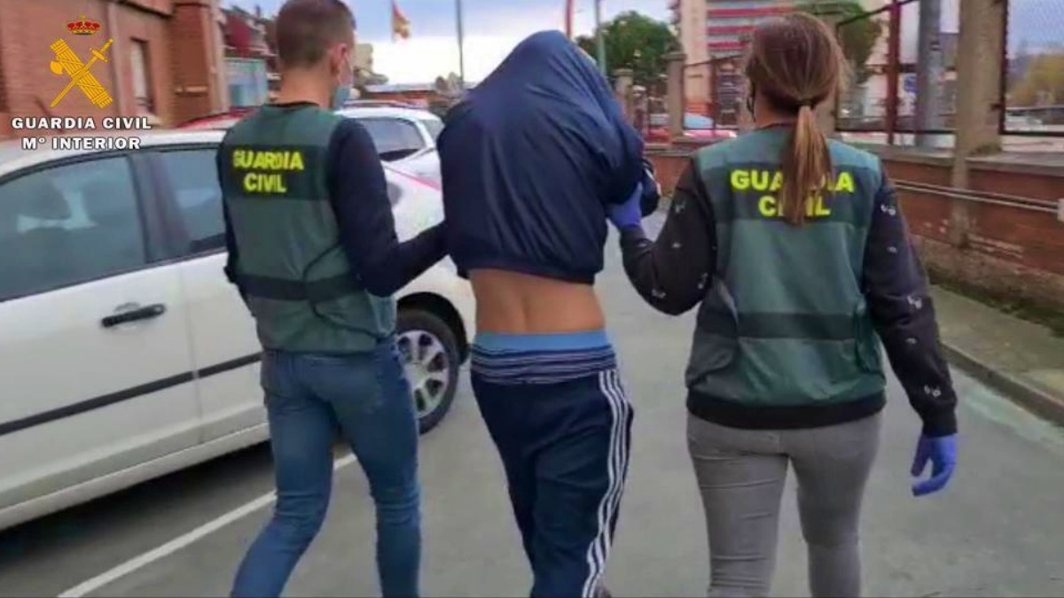 Un detenido por la Guardia Civil en una foto de archivo