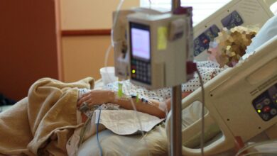 Una mujer hospitalizada en una foto de archivo