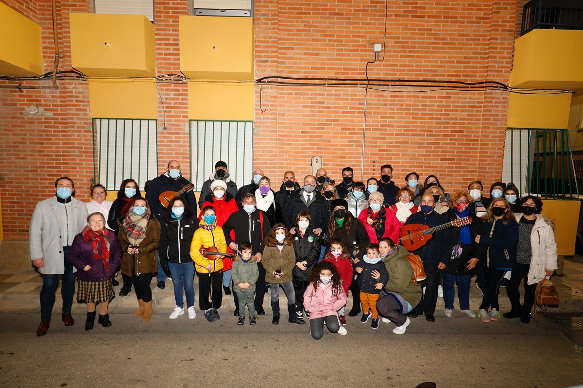 l alcalde, Emilio Sáez, asistió al encendido del alumbrado especial de esta vía, cuyos vecinos y vecinas ganaron la primera edición del ‘Concurso de Iluminación de Navidad en Balcones, Ventanas y Fachadas’ promovido por el Ayuntamiento, FAVA
