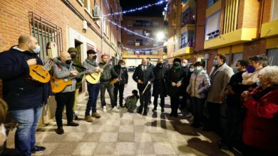 El alcalde, Emilio Sáez, asistió al encendido del alumbrado especial de esta vía, cuyos vecinos y vecinas ganaron la primera edición del ‘Concurso de Iluminación de Navidad en Balcones, Ventanas y Fachadas’ promovido por el Ayuntamiento y la FAVA
