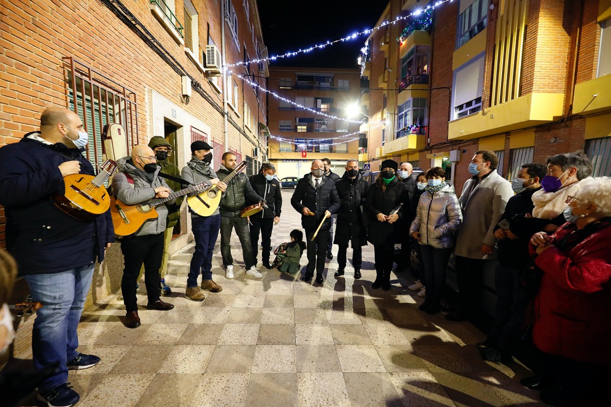 El alcalde, Emilio Sáez, asistió al encendido del alumbrado especial de esta vía, cuyos vecinos y vecinas ganaron la primera edición del ‘Concurso de Iluminación de Navidad en Balcones, Ventanas y Fachadas’ promovido por el Ayuntamiento y la FAVA