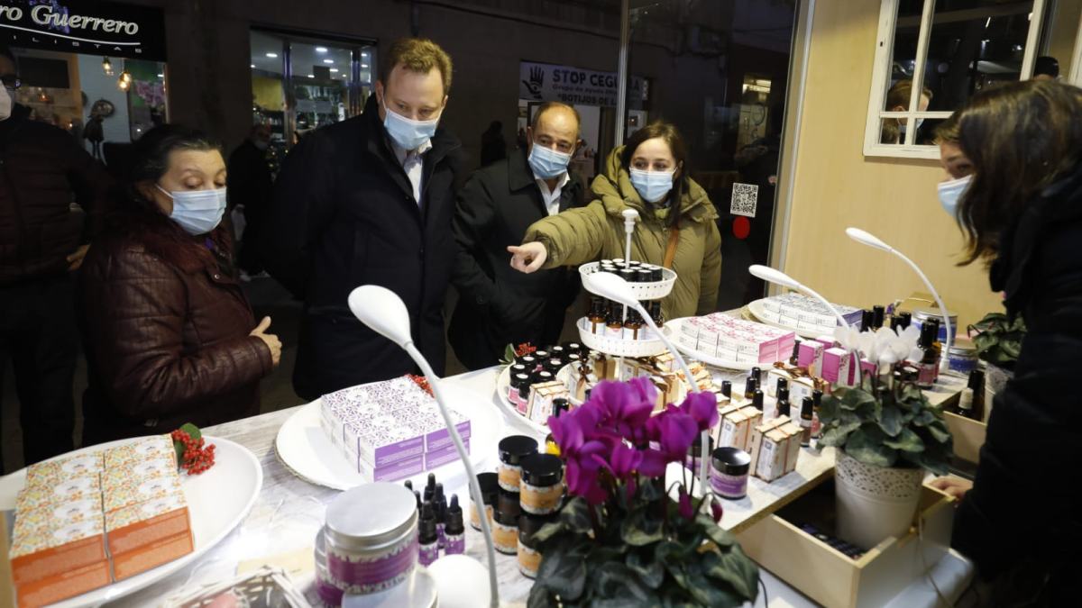 naugurado en Albacete el tradicional mercadillo navideño y la XXX muestra de Artesanía en Navidad