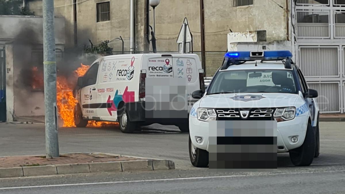 Una furgoneta de reparto sufre un aparatoso incendio en La Roda