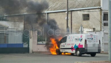 Una furgoneta de reparto sufre un aparatoso incendio en La Roda